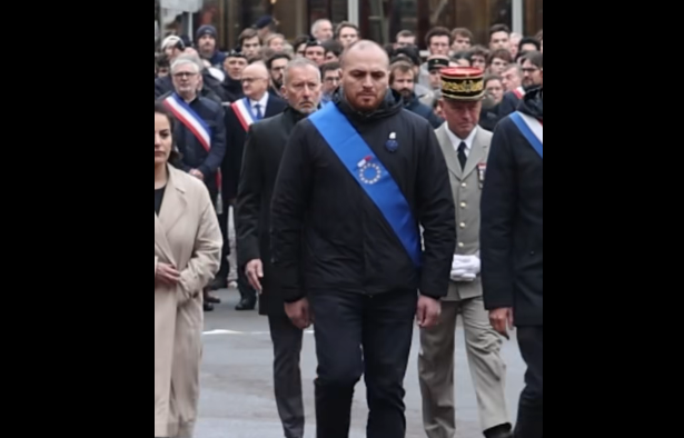 Devant le grand monument aux morts de Lille
